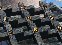 KEP w Katowicach. Modlitwa pod Pomnikiem Poległych Górników z Kopalni "Wujek"