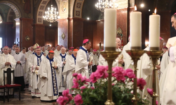 Piekary Śląskie. Msza św. z udziałem polskich biskupów