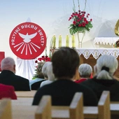 Na wieczór modlitwy złożyły się m.in. Eucharystia, konferencja, modlitwa o wylanie darów Pocieszyciela, uwielbienie i agapa. 