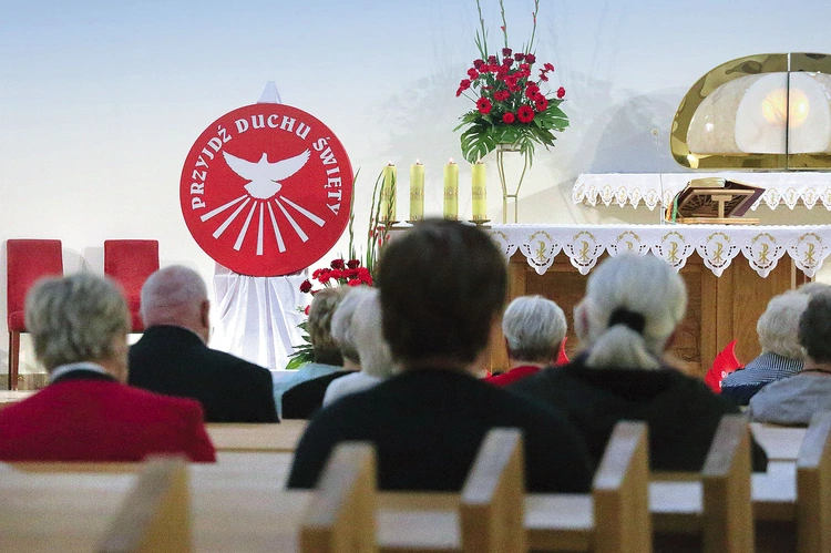 Na wieczór modlitwy złożyły się m.in. Eucharystia, konferencja, modlitwa o wylanie darów Pocieszyciela, uwielbienie i agapa. 