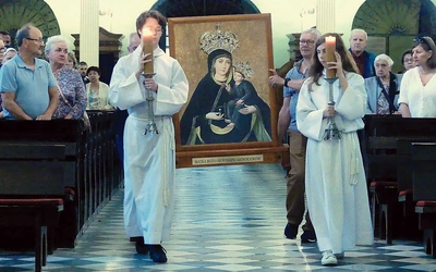 Członkowie duszpasterstwa trzeźwości wnieśli wizerunek Matki Bożej od Wykupu Niewolników do cieszyńskiego kościoła. 