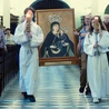 Członkowie duszpasterstwa trzeźwości wnieśli wizerunek Matki Bożej od Wykupu Niewolników do cieszyńskiego kościoła. 