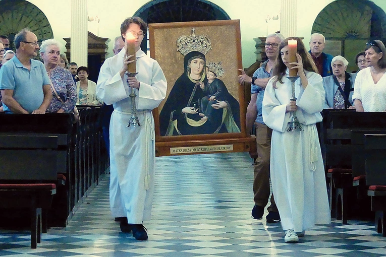 Członkowie duszpasterstwa trzeźwości wnieśli wizerunek Matki Bożej od Wykupu Niewolników do cieszyńskiego kościoła. 