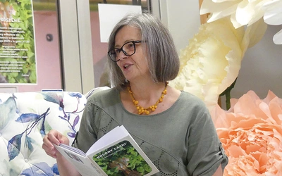 Sabina Janica-Wojaczek w baśniowej dekoracji w swojej rodzinnej miejscowości.