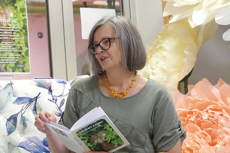 Sabina Janica-Wojaczek w baśniowej dekoracji w swojej rodzinnej miejscowości.