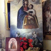 Obraz i korony poświęcone przez kardynała Stanisława Ryłkę.