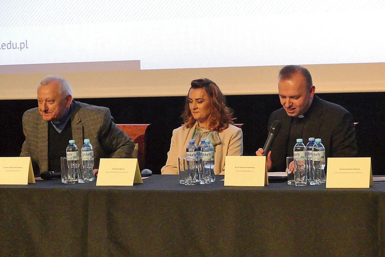 Od prawej: ks. dr Tomasz Gwoździewicz, dr Ewelina Mączka i ks. prof. Henryk Olszar.