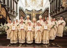 Nowo wyświęceni prezbiterzy z biskupami i archidiecezjalnymi księżmi.