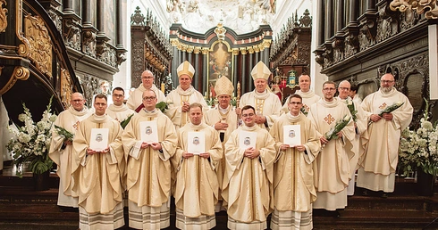 Nowo wyświęceni prezbiterzy z biskupami i archidiecezjalnymi księżmi.