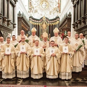 Nowo wyświęceni prezbiterzy z biskupami i archidiecezjalnymi księżmi.
