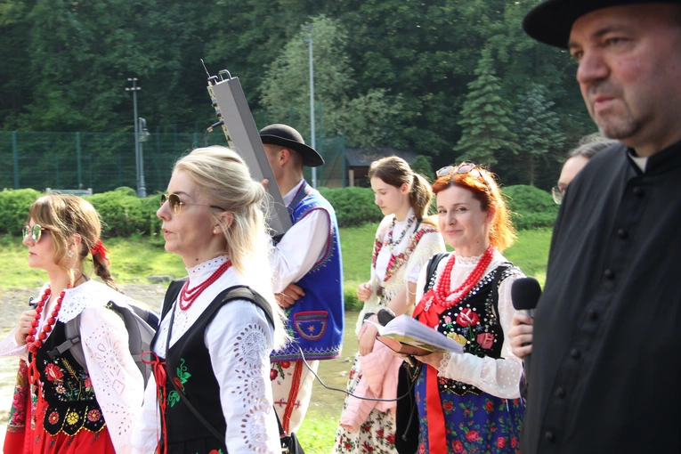 Pielgrzymka ze Sromowiec do kościoła jubileuszowego w Szczawnicy