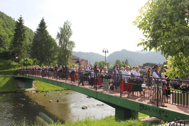 Pielgrzymka ze Sromowiec do kościoła jubileuszowego w Szczawnicy