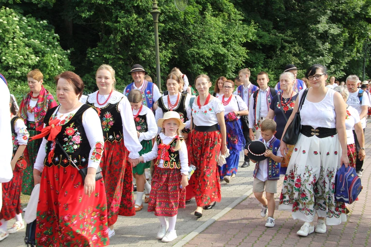 Pielgrzymka ze Sromowiec do kościoła jubileuszowego w Szczawnicy