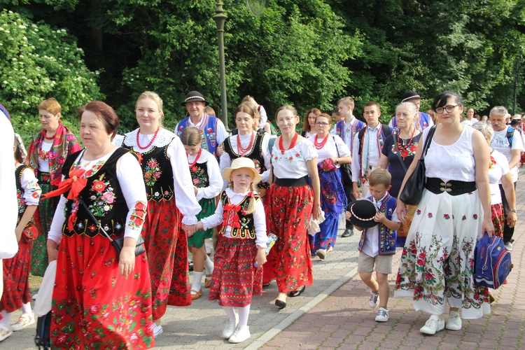 Pielgrzymka ze Sromowiec do kościoła jubileuszowego w Szczawnicy
