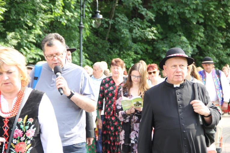 Pielgrzymka ze Sromowiec do kościoła jubileuszowego w Szczawnicy
