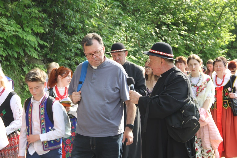 Pielgrzymka ze Sromowiec do kościoła jubileuszowego w Szczawnicy