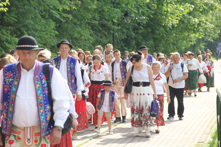 Pielgrzymka ze Sromowiec do kościoła jubileuszowego w Szczawnicy