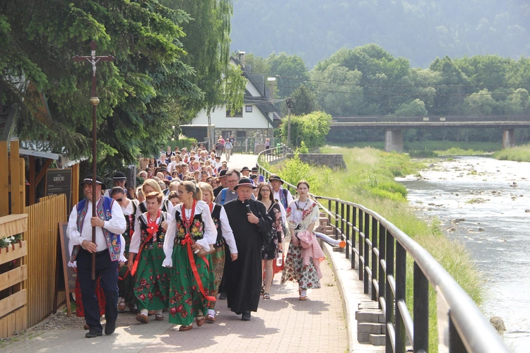 Pielgrzymka ze Sromowiec do kościoła jubileuszowego w Szczawnicy