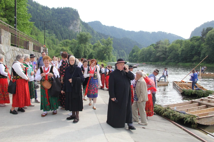 Pielgrzymka ze Sromowiec do kościoła jubileuszowego w Szczawnicy