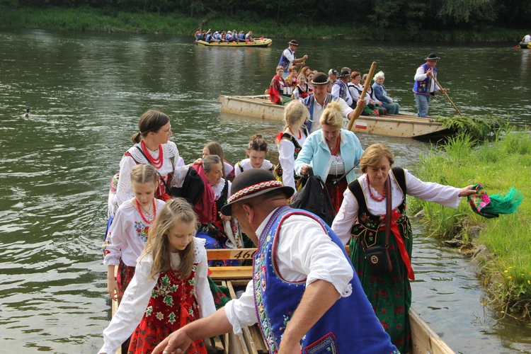 Pielgrzymka ze Sromowiec do kościoła jubileuszowego w Szczawnicy
