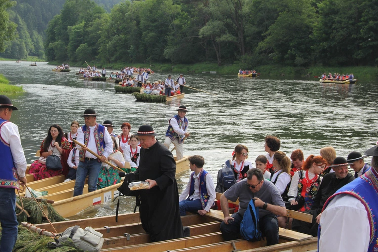 Pielgrzymka ze Sromowiec do kościoła jubileuszowego w Szczawnicy