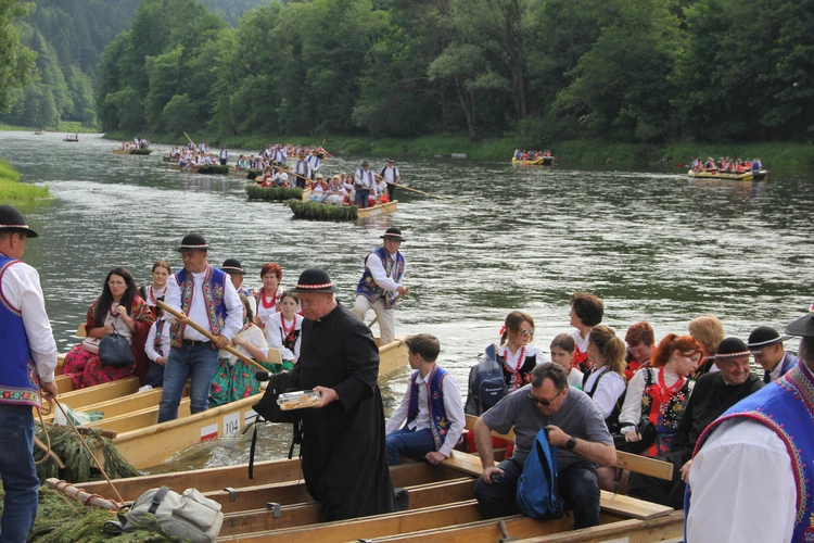 Pielgrzymka ze Sromowiec do kościoła jubileuszowego w Szczawnicy