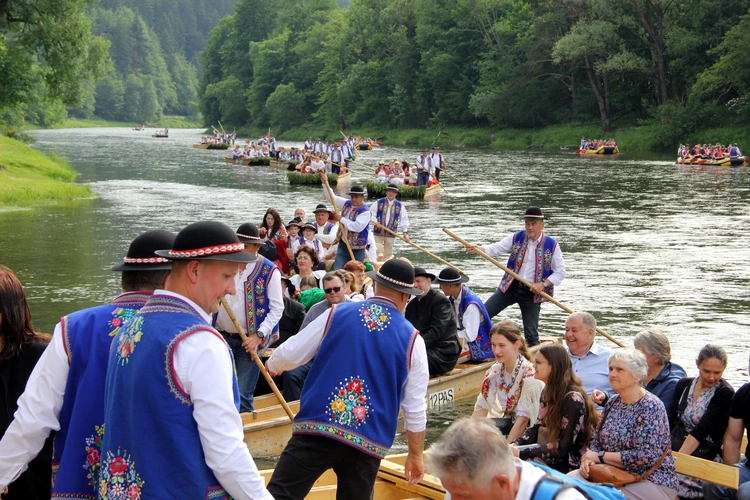 Pielgrzymka ze Sromowiec do kościoła jubileuszowego w Szczawnicy