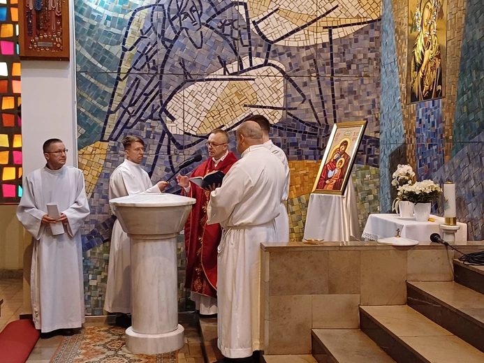 Pięciu mężczyzn przyjęło w Gdyni chrzest i bierzmowanie