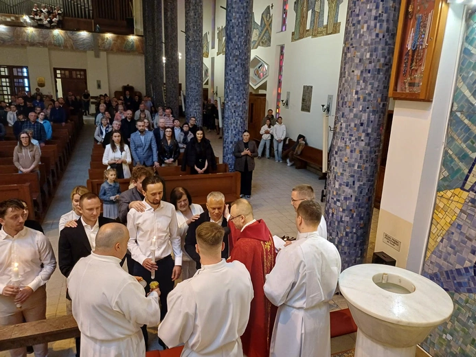 Pięciu mężczyzn przyjęło w Gdyni chrzest i bierzmowanie