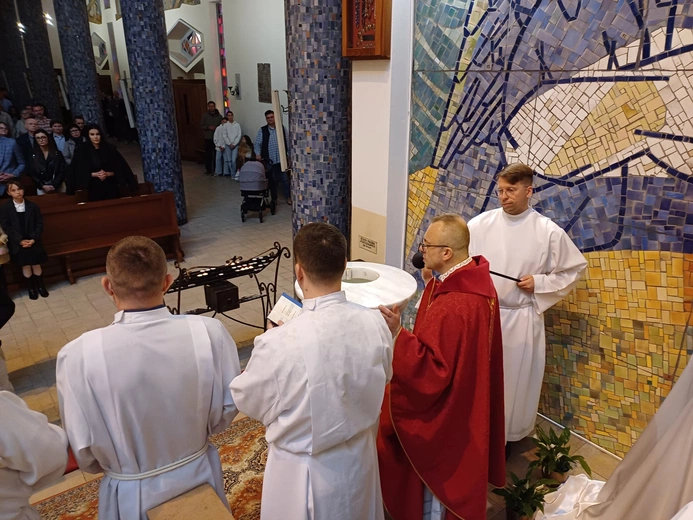 Pięciu mężczyzn przyjęło w Gdyni chrzest i bierzmowanie
