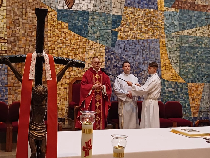 Pięciu mężczyzn przyjęło w Gdyni chrzest i bierzmowanie