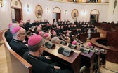KEP w Katowicach. Biskupi w gmachu Sejmu Śląskiego