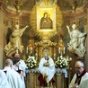 Rozpoczęcie procesji eucharystycznej w kaplicy Matki Bożej Pokornej.