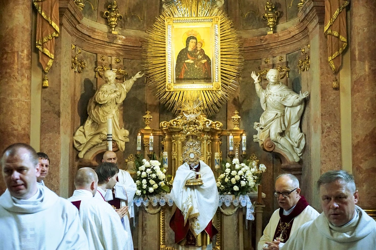 Rozpoczęcie procesji eucharystycznej w kaplicy Matki Bożej Pokornej.