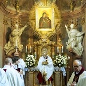 Rozpoczęcie procesji eucharystycznej w kaplicy Matki Bożej Pokornej.