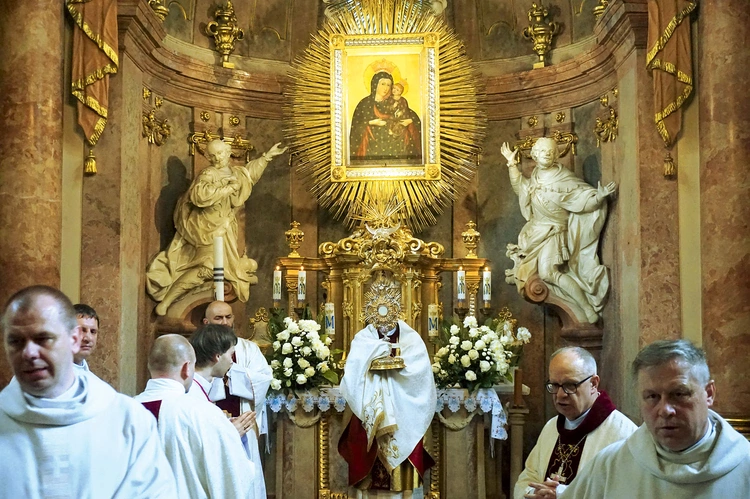 Rozpoczęcie procesji eucharystycznej w kaplicy Matki Bożej Pokornej.
