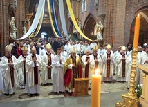 Eucharystię w dniu odpustu razem z nuncjuszem koncelebrowali biskupi metropolii górnośląskiej i wielu księży. 