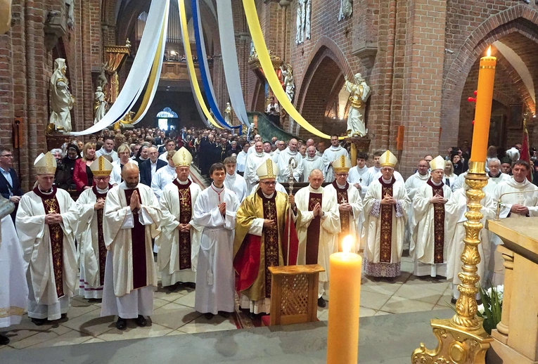 Eucharystię w dniu odpustu razem z nuncjuszem koncelebrowali biskupi metropolii górnośląskiej i wielu księży. 