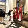 W procesji z darami przyniesiono  m.in. egzemplarz nowo wydanego  informatora o ruchach, stowarzyszeniach  i wspólnotach w archidiecezji katowickiej. 