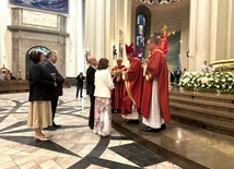 W procesji z darami przyniesiono  m.in. egzemplarz nowo wydanego  informatora o ruchach, stowarzyszeniach  i wspólnotach w archidiecezji katowickiej. 