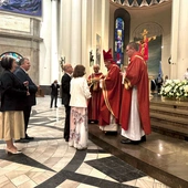 W procesji z darami przyniesiono  m.in. egzemplarz nowo wydanego  informatora o ruchach, stowarzyszeniach  i wspólnotach w archidiecezji katowickiej. 