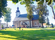 Sanktuarium  z wizerunkiem MB z Dzieciątkiem na srebrnej blasze. Medalion, który cudownie odnaleziono w 1716 roku, znajduje się w ołtarzu głównym. 