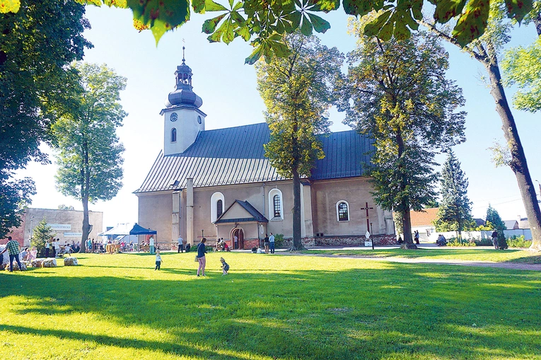Sanktuarium  z wizerunkiem MB z Dzieciątkiem na srebrnej blasze. Medalion, który cudownie odnaleziono w 1716 roku, znajduje się w ołtarzu głównym. 