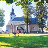 Sanktuarium  z wizerunkiem MB z Dzieciątkiem na srebrnej blasze. Medalion, który cudownie odnaleziono w 1716 roku, znajduje się w ołtarzu głównym. 