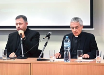 Po wykładach był czas na pytania. Tu ks. Yuriy Shchurko (z lewej) i ks. Rajmund Porada.  