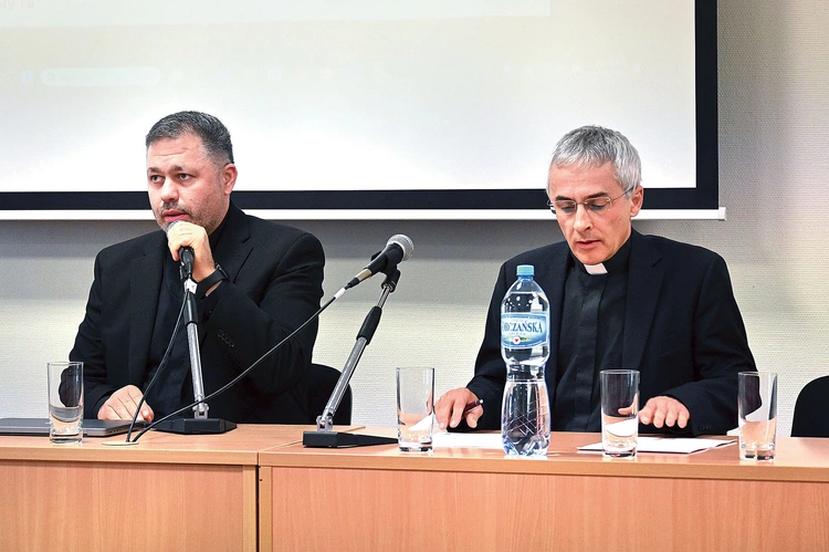 Po wykładach był czas na pytania. Tu ks. Yuriy Shchurko (z lewej) i ks. Rajmund Porada.  