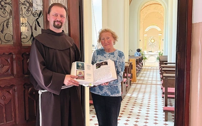Panewnicka wieczysta adoracja  to źródło wielu łask – dowodami zapełnia się już druga księga, którą o. Samuel i pani Barbara prezentują  przed odnowioną kaplicą. 