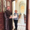 Panewnicka wieczysta adoracja  to źródło wielu łask – dowodami zapełnia się już druga księga, którą o. Samuel i pani Barbara prezentują  przed odnowioną kaplicą. 