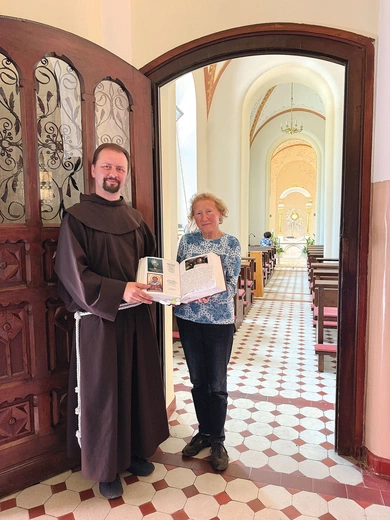 Panewnicka wieczysta adoracja  to źródło wielu łask – dowodami zapełnia się już druga księga, którą o. Samuel i pani Barbara prezentują  przed odnowioną kaplicą. 