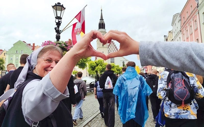   Pielgrzymi nadziei w drodze do bolesławieckiej bazyliki. 